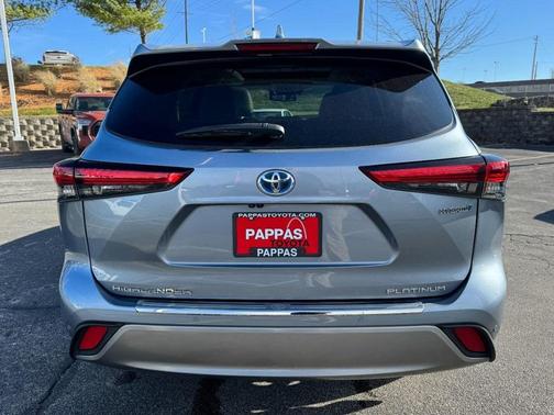 2023 Toyota Highlander Hybrid Platinum