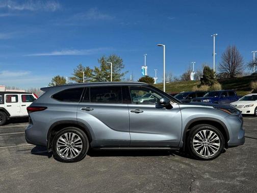 2023 Toyota Highlander Hybrid Platinum
