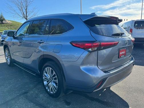 2023 Toyota Highlander Hybrid Platinum