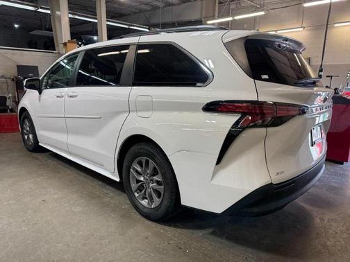 2022 Toyota Sienna LE