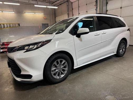 2022 Toyota Sienna LE