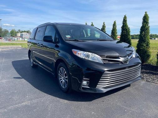 Photo 2 of 38 of 2020 Toyota Sienna XLE