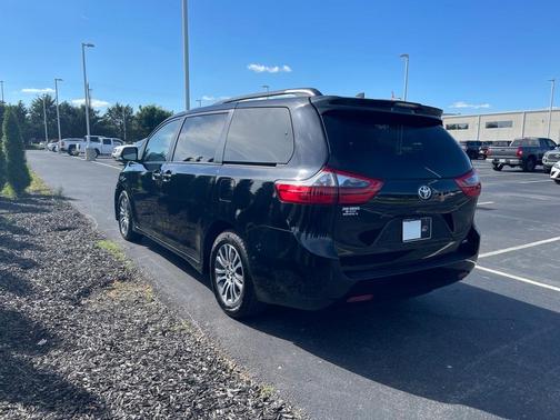 Photo 5 of 38 of 2020 Toyota Sienna XLE