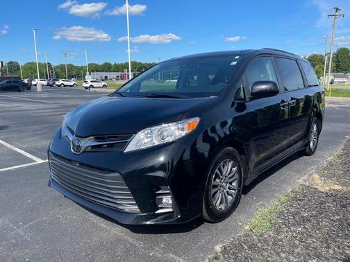 Photo 4 of 38 of 2020 Toyota Sienna XLE