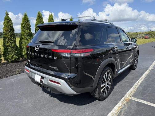 2023 Nissan Pathfinder Platinum 4WD