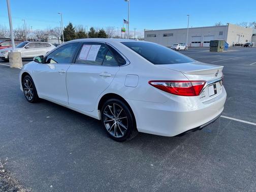 Photo 4 of 39 of 2015 Toyota Camry XSE