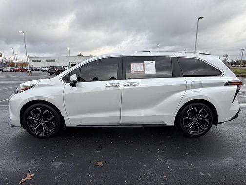2025 Toyota Sienna Platinum