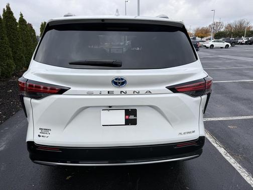 2025 Toyota Sienna Platinum