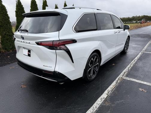 2025 Toyota Sienna Platinum