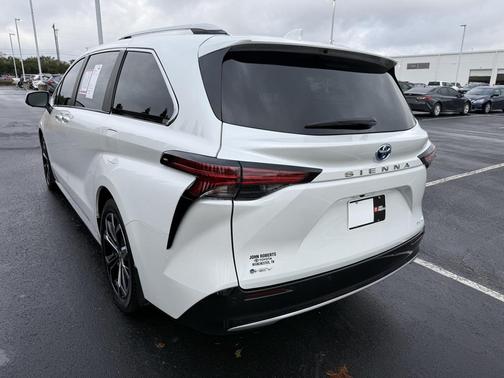 2025 Toyota Sienna Platinum