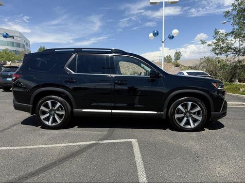 Crystal Black Pearl 2025 Honda Pilot Elite