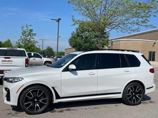 Mineral White Metallic 2022 BMW X7 xDrive40i