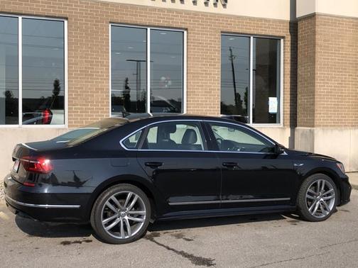 2017 Volkswagen Passat R-Line w/Comfort Pkg