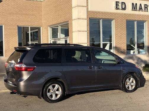 2018 Toyota Sienna LE