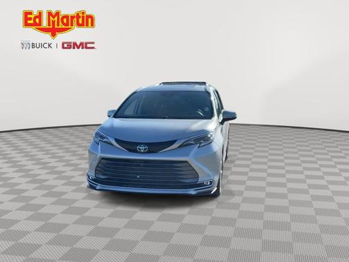 2022 Toyota Sienna Platinum