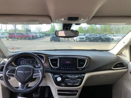 Brilliant Black Crystal Pearlcoat 2017 Chrysler Pacifica Touring-L