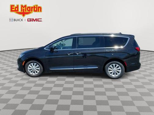 Brilliant Black Crystal Pearlcoat 2017 Chrysler Pacifica Touring-L