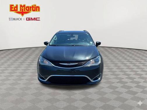 Brilliant Black Crystal Pearlcoat 2017 Chrysler Pacifica Touring-L
