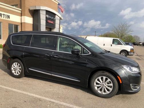 Brilliant Black Crystal Pearlcoat 2017 Chrysler Pacifica Touring-L