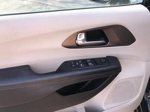 Brilliant Black Crystal Pearlcoat 2017 Chrysler Pacifica Touring-L