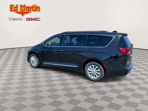 Brilliant Black Crystal Pearlcoat 2017 Chrysler Pacifica Touring-L