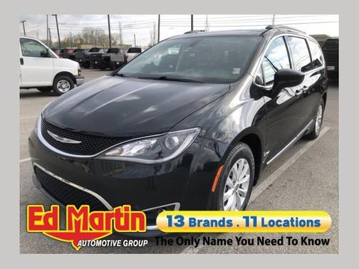 Brilliant Black Crystal Pearlcoat 2017 Chrysler Pacifica Touring-L