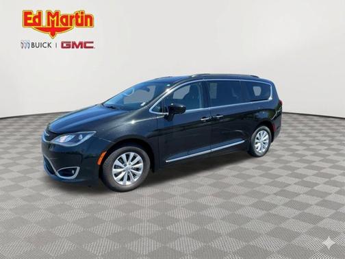 Brilliant Black Crystal Pearlcoat 2017 Chrysler Pacifica Touring-L