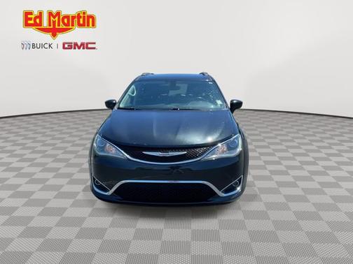 Brilliant Black Crystal Pearlcoat 2017 Chrysler Pacifica Touring-L