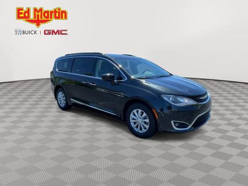 Brilliant Black Crystal Pearlcoat 2017 Chrysler Pacifica Touring-L