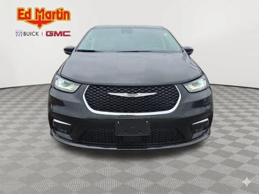Diamond Black Crystal Pearlcoat 2024 Chrysler Pacifica Touring L