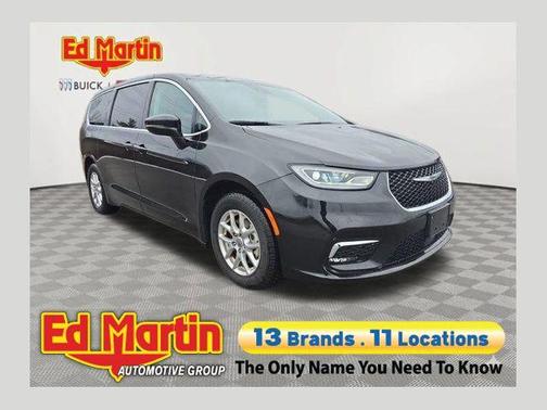 Diamond Black Crystal Pearlcoat 2024 Chrysler Pacifica Touring L