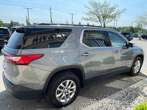 Satin Steel Metallic 2021 Chevrolet Traverse LT Leather