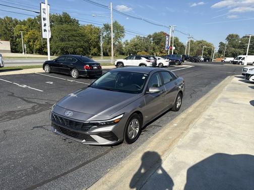 2025 Hyundai ELANTRA SE