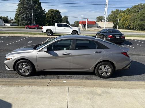 2025 Hyundai ELANTRA SE