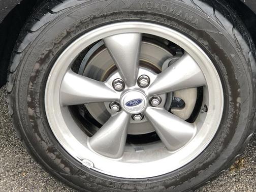 2006 Ford Mustang V6 Deluxe