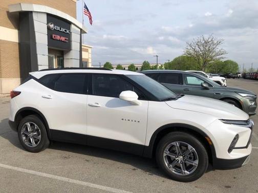 Iridescent Pearl Tricoat 2023 Chevrolet Blazer LT
