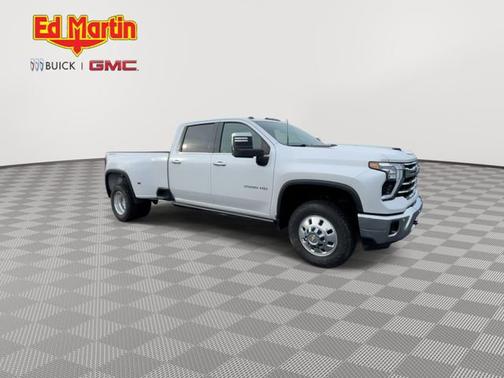 Iridescent Pearl Tricoat 2024 Chevrolet Silverado 3500 LTZ