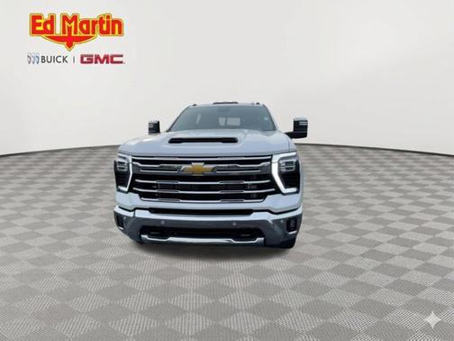Iridescent Pearl Tricoat 2024 Chevrolet Silverado 3500 LTZ