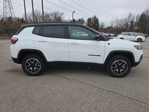 Bright White Clearcoat 2024 Jeep Compass Trailhawk