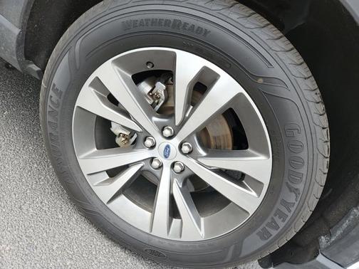 Photo 3 of 35 of 2020 Ford Explorer Platinum