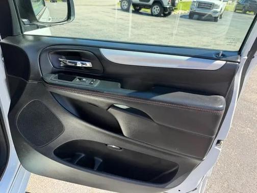White 2017 Dodge Grand Caravan GT