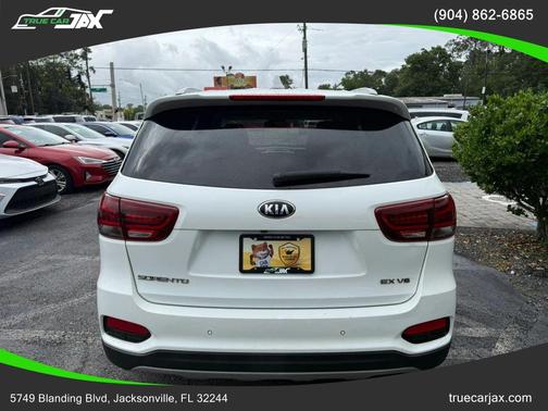 White 2019 Kia Sorento EX
