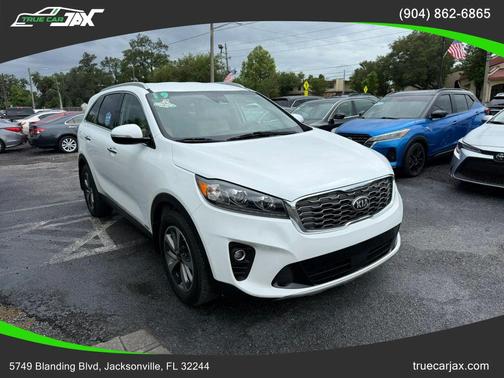 White 2019 Kia Sorento EX