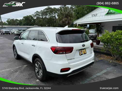 White 2019 Kia Sorento EX