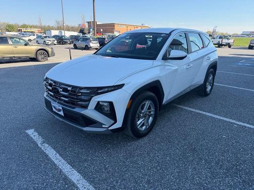 White Pearl 2025 Hyundai TUCSON SE