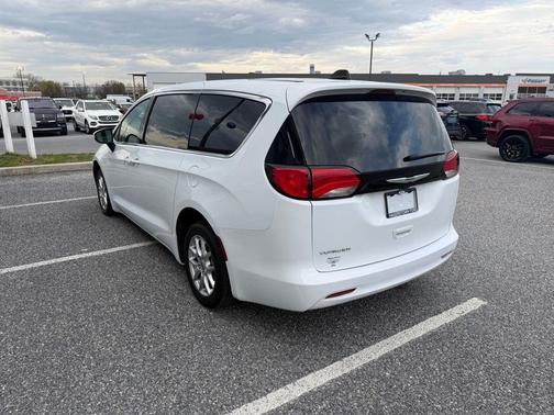 Bright White Clearcoat 2023 Chrysler Voyager LX