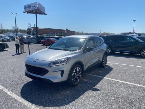 Silver Metallic 2022 Ford Escape SE
