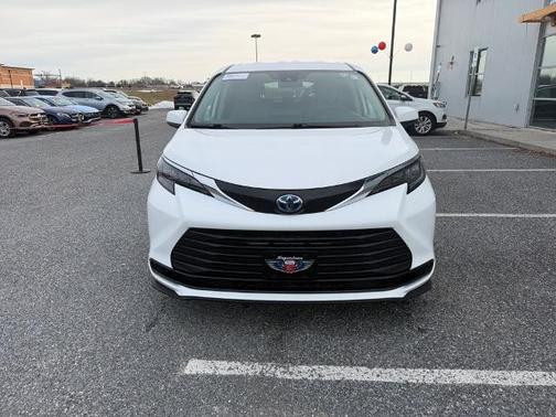 2024 Toyota Sienna LE 8 PASSENGER