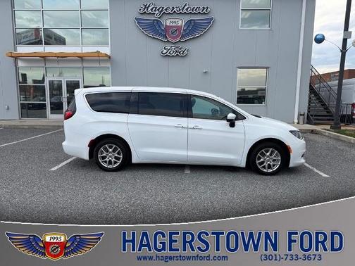 2023 Chrysler Voyager LX