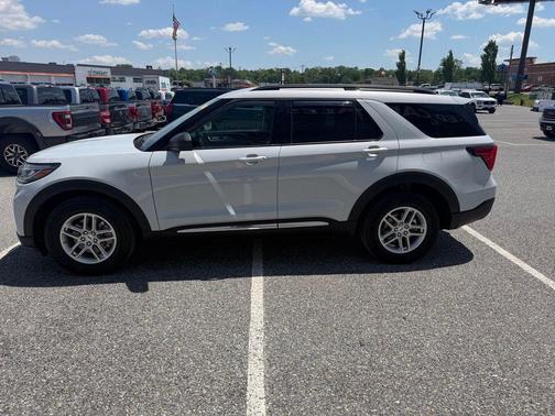 Space White Metallic 2025 Ford Explorer Active